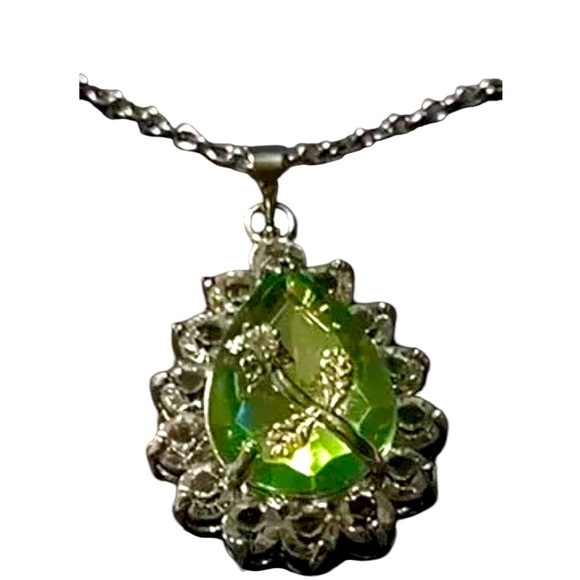 NWT  SILVER NECKLACE WITH GREEN STONE WITH A FLOWER IN THE CENTER - Picture 1 of 9